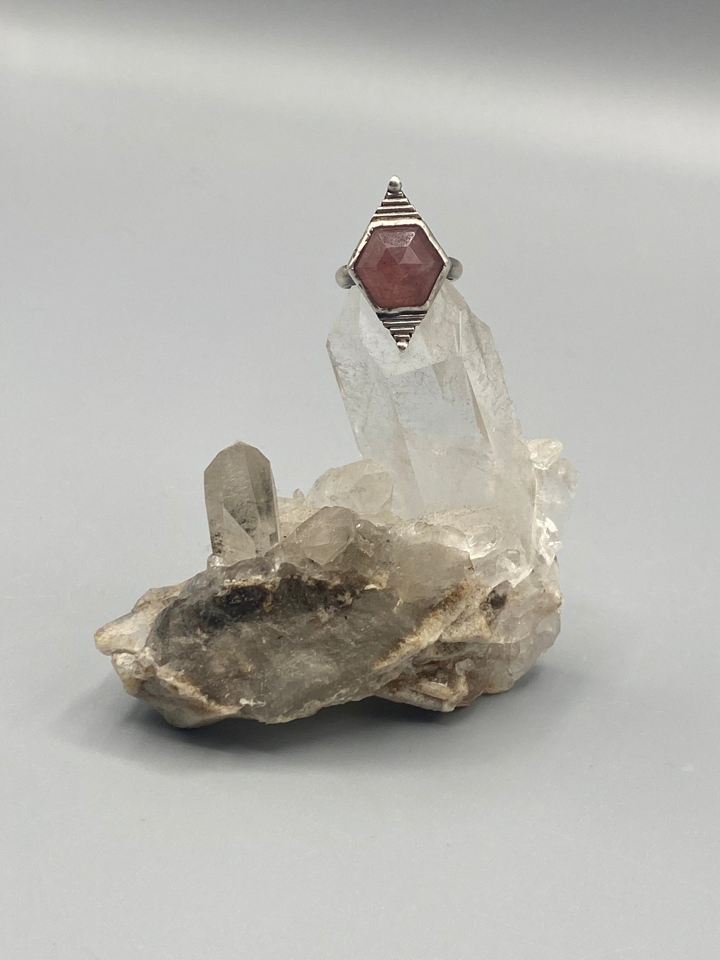 strawberry quartz hexa ring